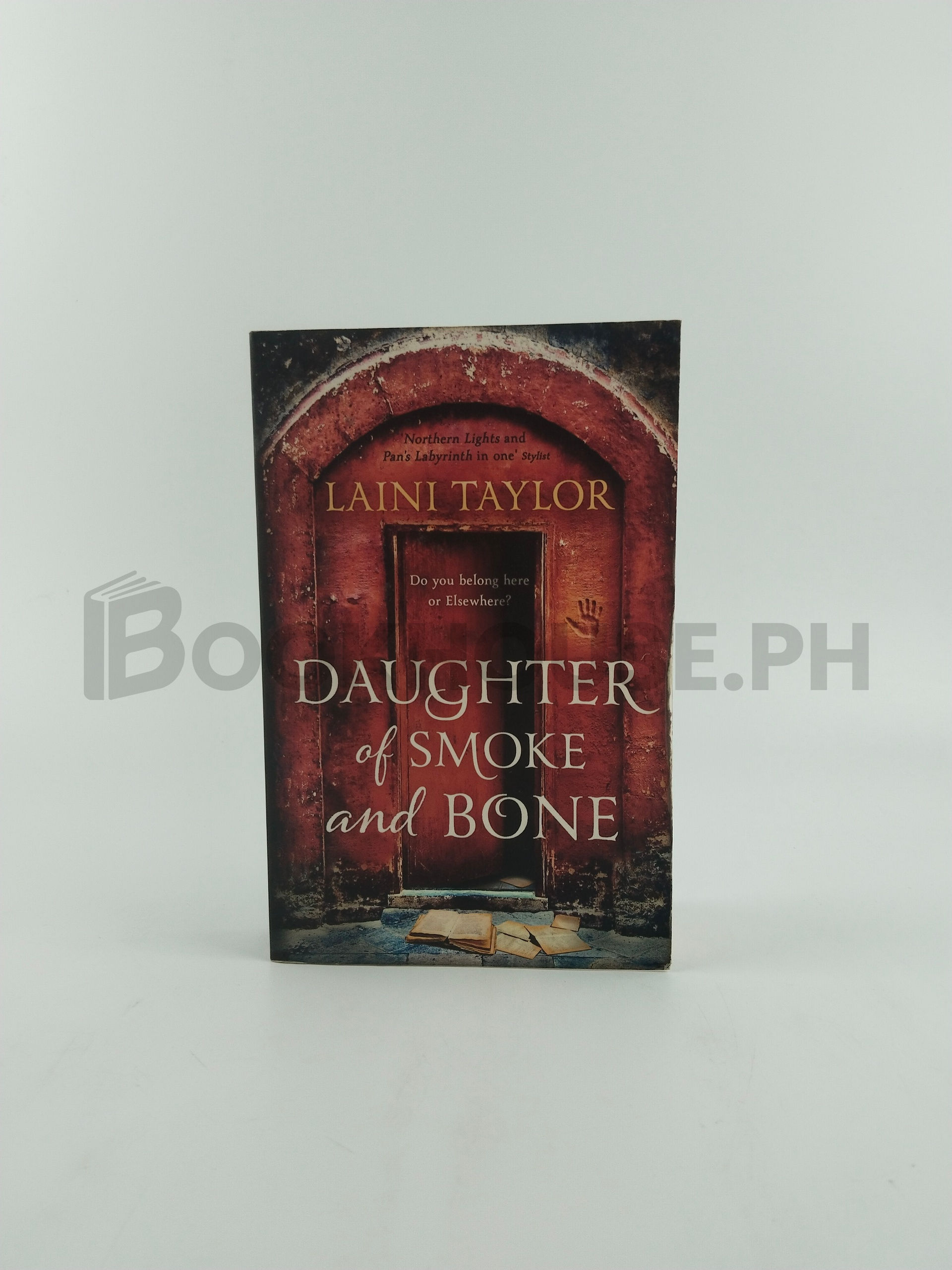 Daughter Of Smoke And Bone by Laini Taylor