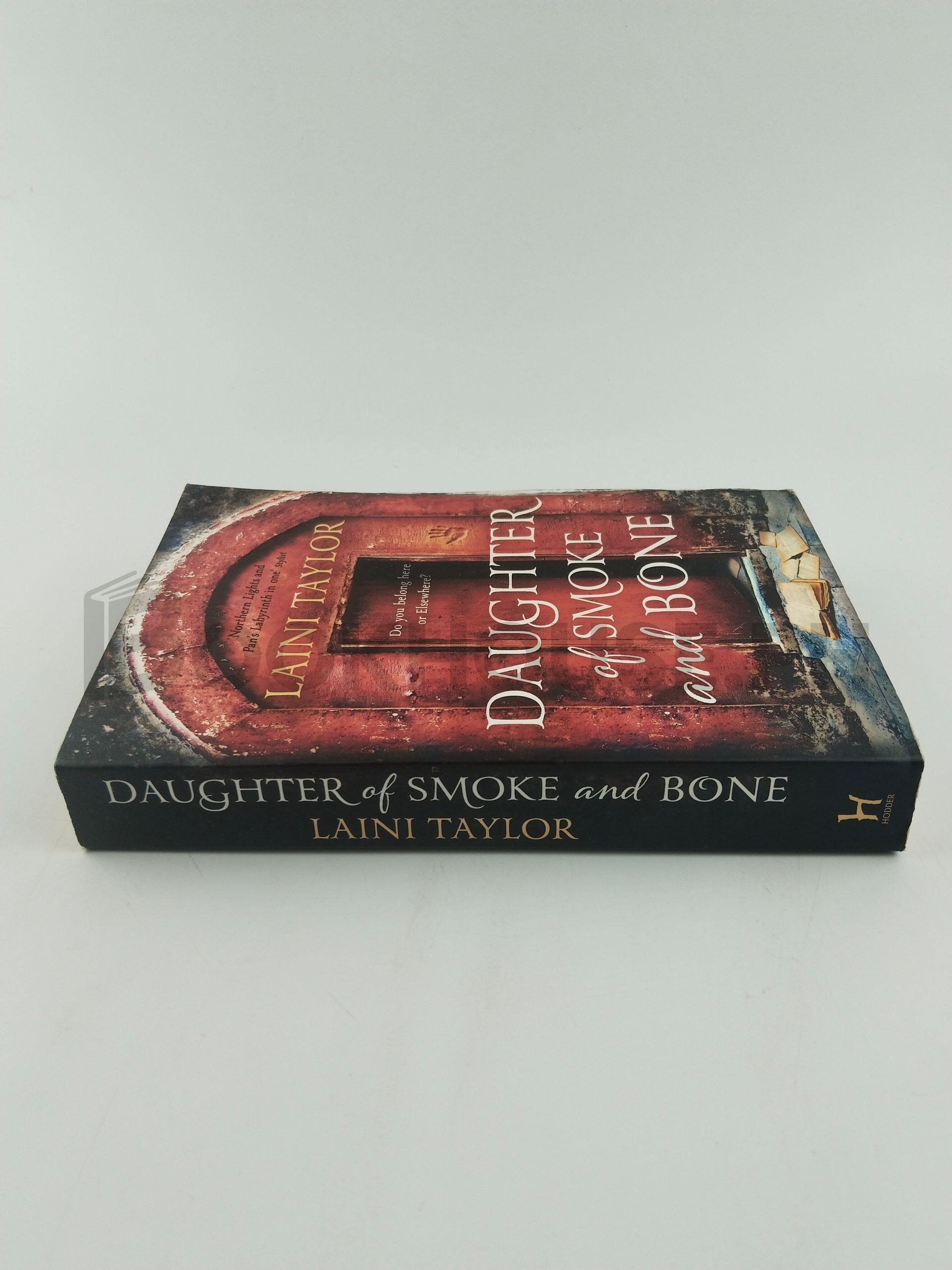 Daughter Of Smoke And Bone by Laini Taylor - Image 3