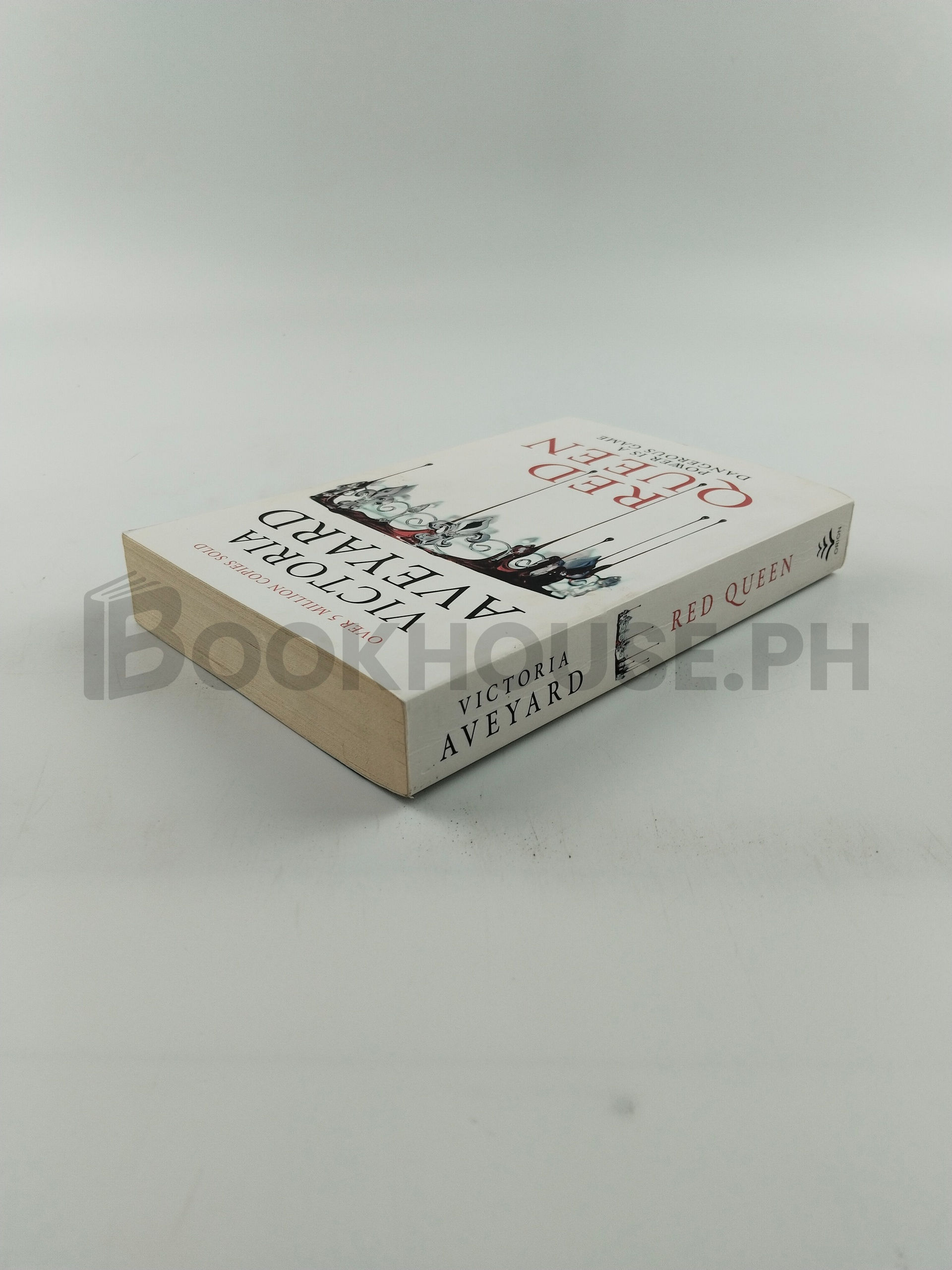Red Queen by Victoria Aveyard - Image 2