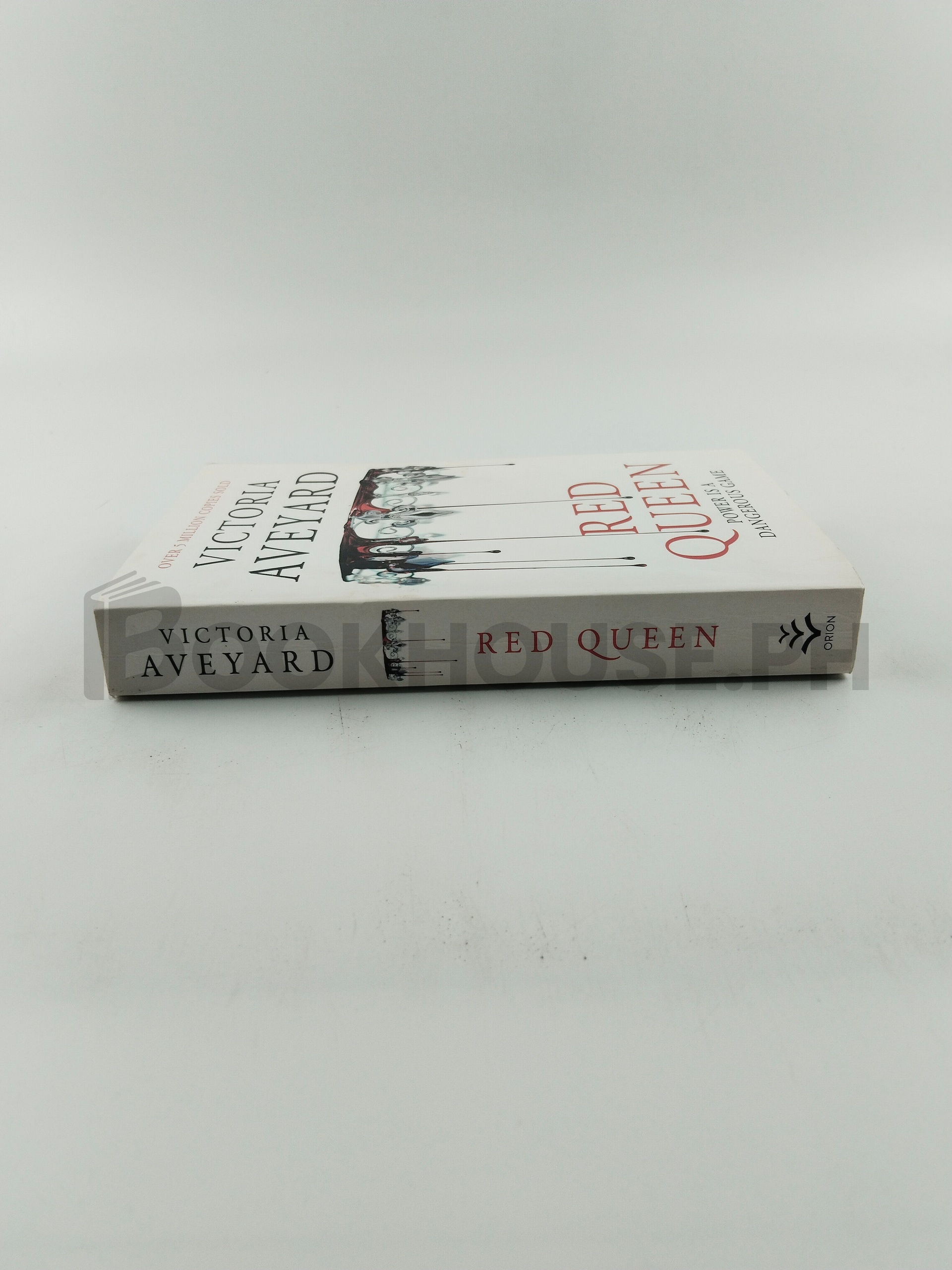 Red Queen by Victoria Aveyard - Image 3